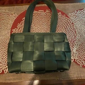Harvey’s seatbelt bag tote small green